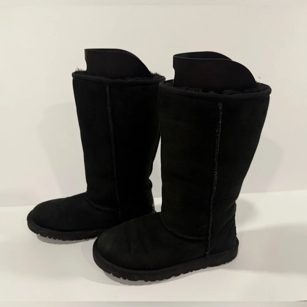 UGG Classic II Tall Boots Big Girl Size 4 Black Fits Women’s 6 Suede Sheepskin
